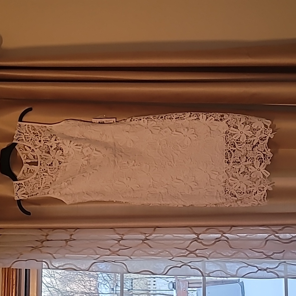 New With Tags.  White lace overlay. Bisou Bisou. Size 4.    new with tag